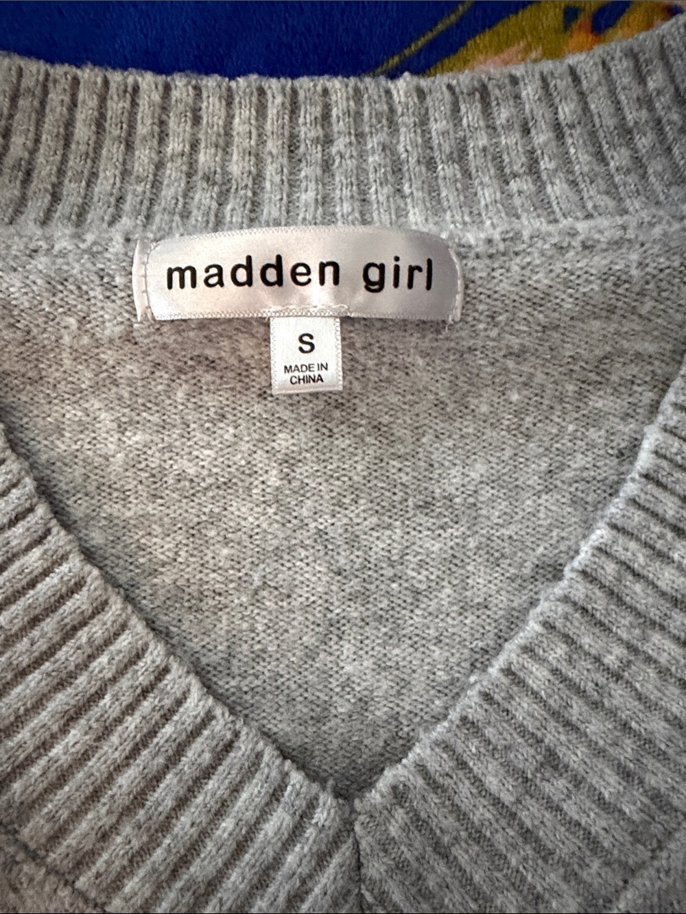 🤍 Madden Girl Gray V-Neck Sweater – Size Small 🤍 - Picture 2 of 3